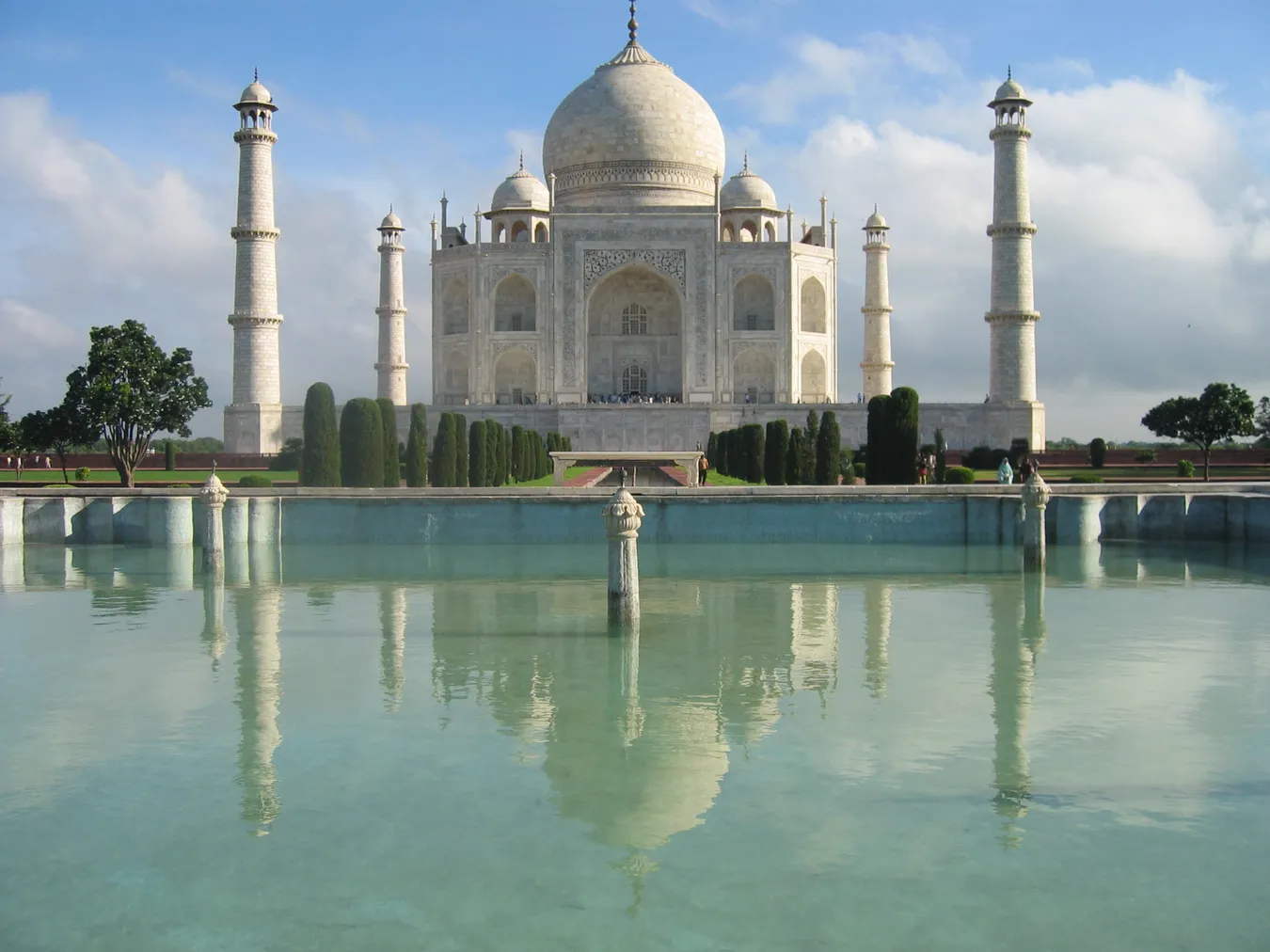 Lago del patio frente al Taj Mahal.