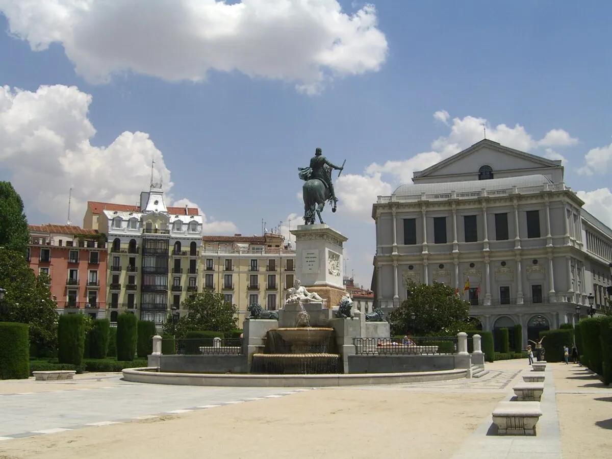 La Plaza de Oriente con el Teatro Real de fondo
