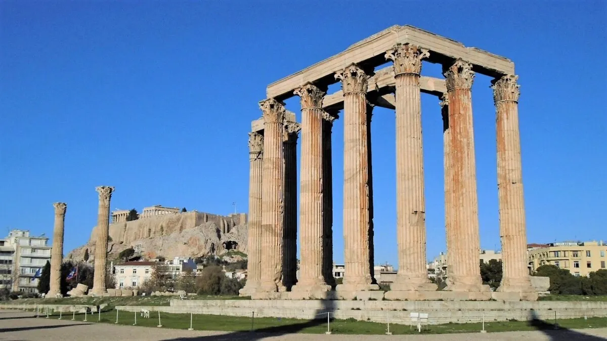 Panorámica del templo de Zeus, con sus impresionantes columnas corintias y con el Acrópolis al fondo