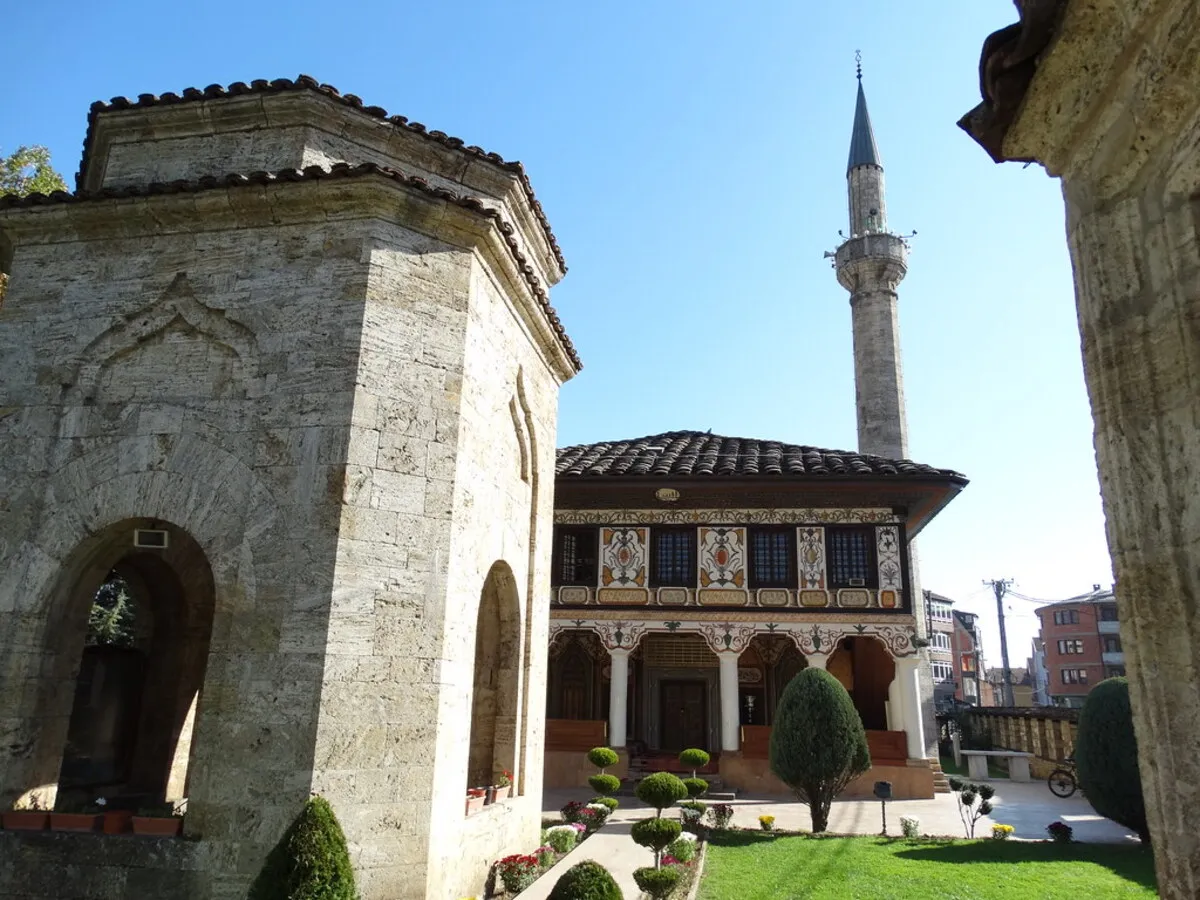 Parte de la entrada principal de la mezquita con su precioso minarete