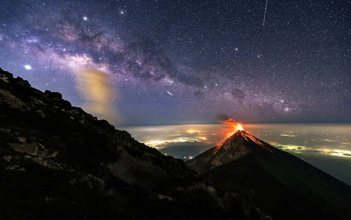 Panorámica del volcán durante una noche estrellada