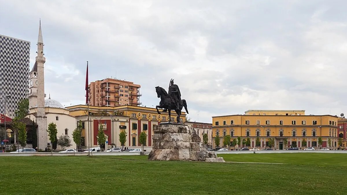 Panorámica de la plaza con la estatua oscura de Skanderbeg en el centro