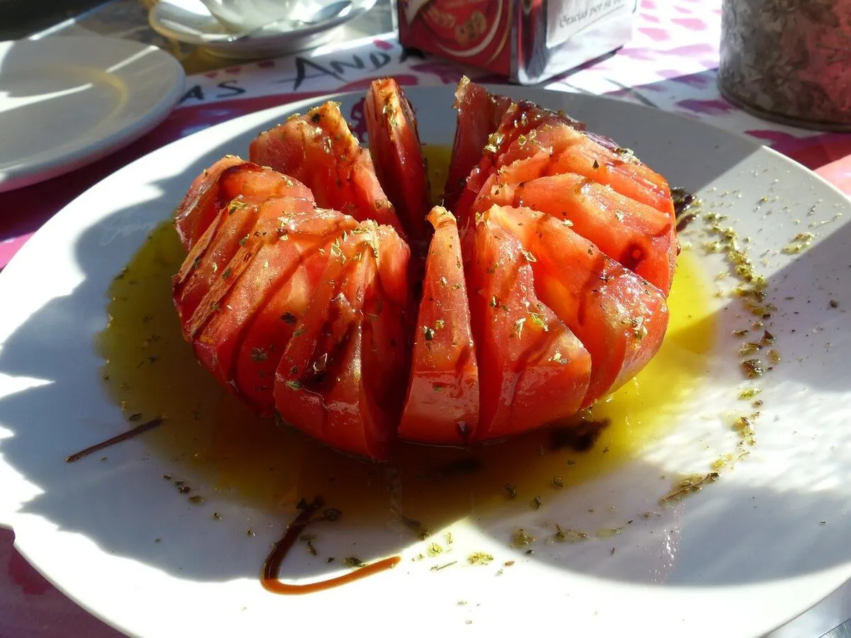 Plato de tomate cortado con aceite