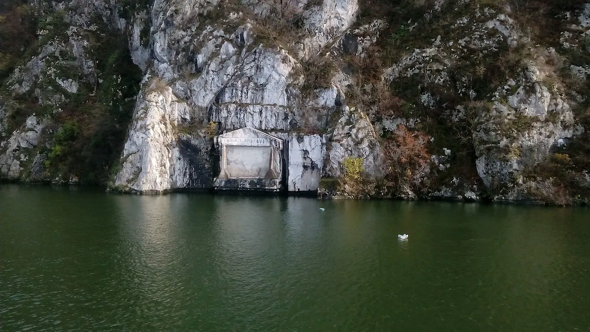 Antiguo puente romano que cruza el río Danubio y es una impresionante obra de ingeniería