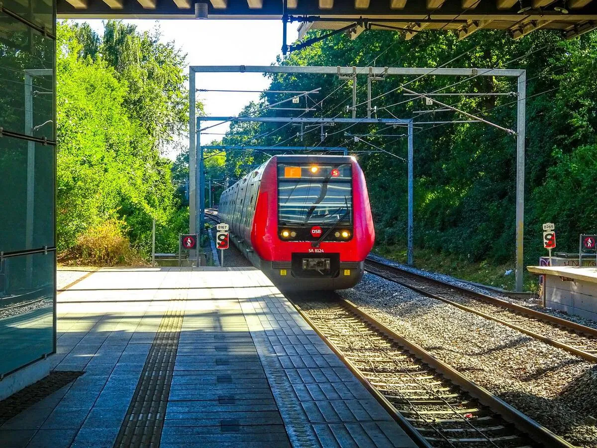 Uno de los trenes de color rojo de alta velocidad de Copenhague