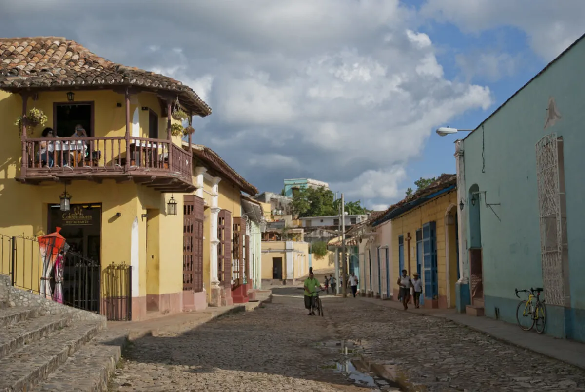 Una de las calles principales del casco histórico colonial de la ciudad, con edificios de colores, balcones de madera y gente