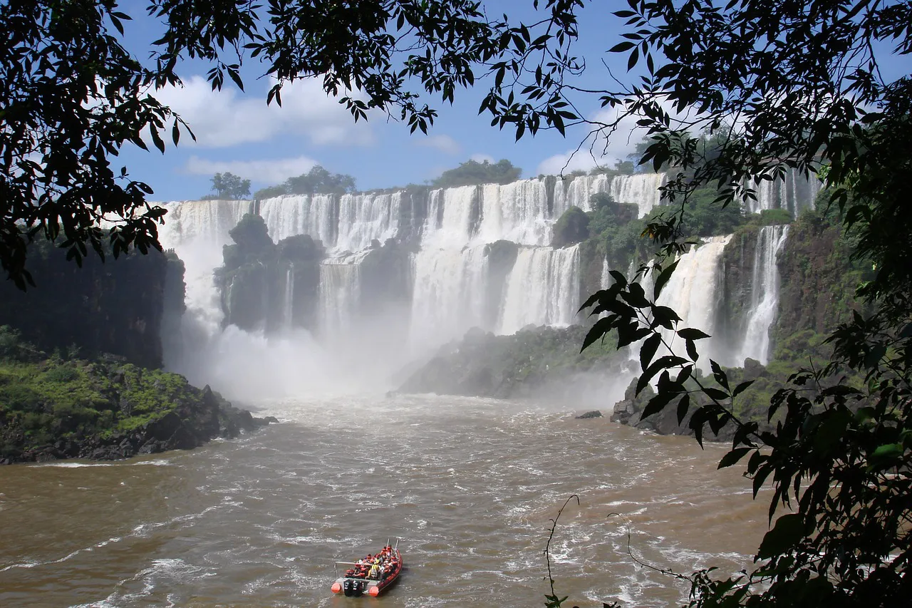 Barco recorriendo el río frente a las cataratas de Iguazú.