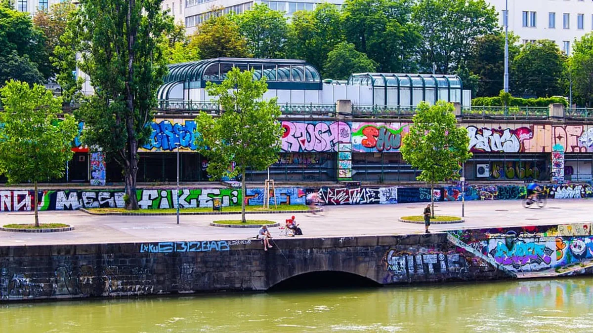 Graffitis en el carril bici que va al lado del Canal del Danubio en Viena