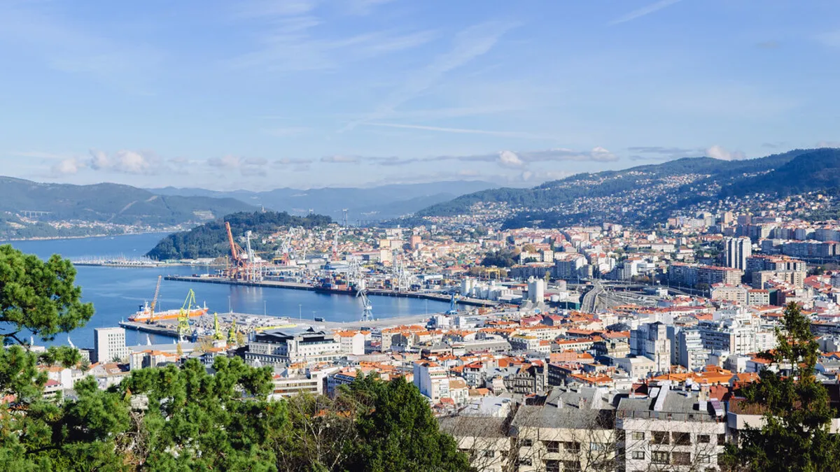 Panorámica de la ciudad de Vigo, con varias grúas en el puerto