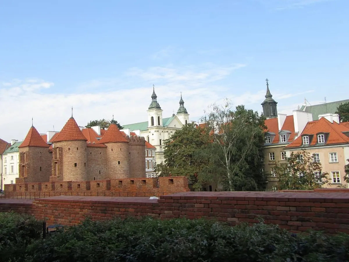 La famosa muralla que separa el centro de la ciudad de Varsovia