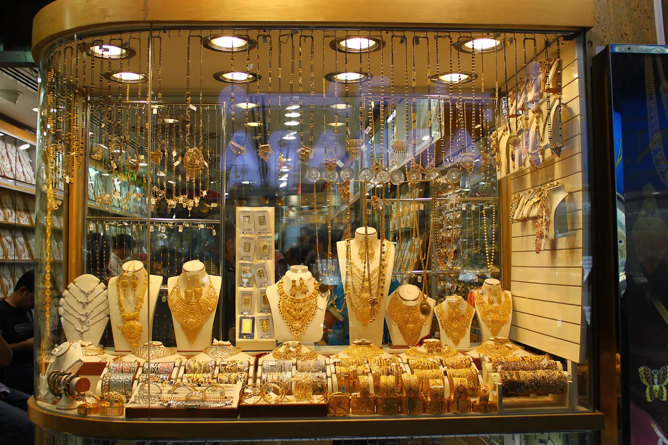 Escaparate del zoco del oro en Deira con varias piezas de oro.