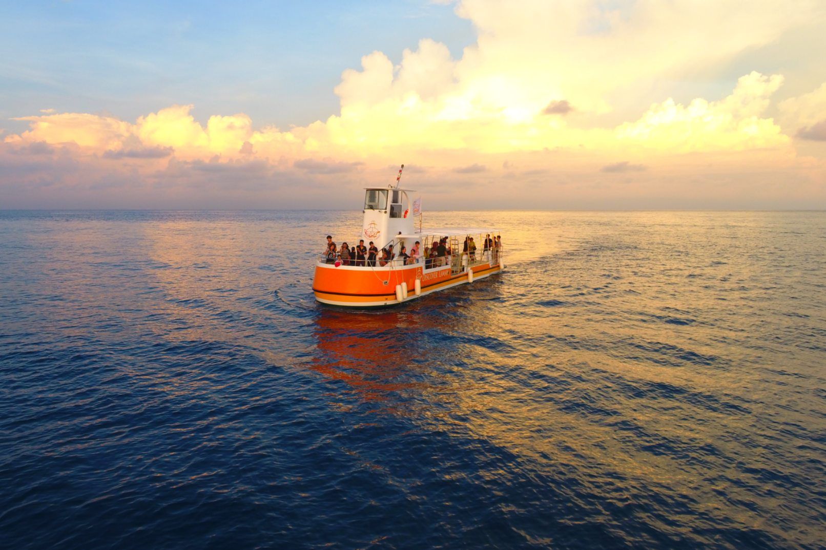 Imagen del tour: Sunset Semi-Submarine Experience in Lambai Island