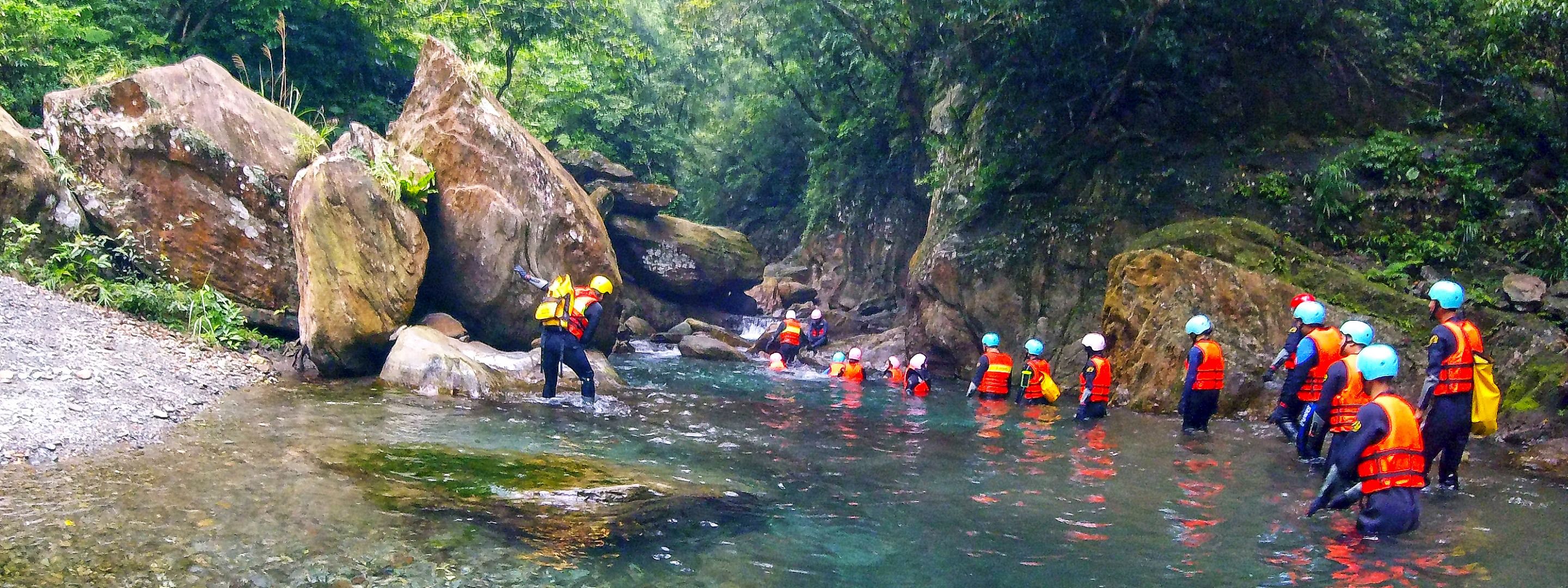 Imagen del tour: River Tracing and Rock Diving Experience at Jinyue Waterfall