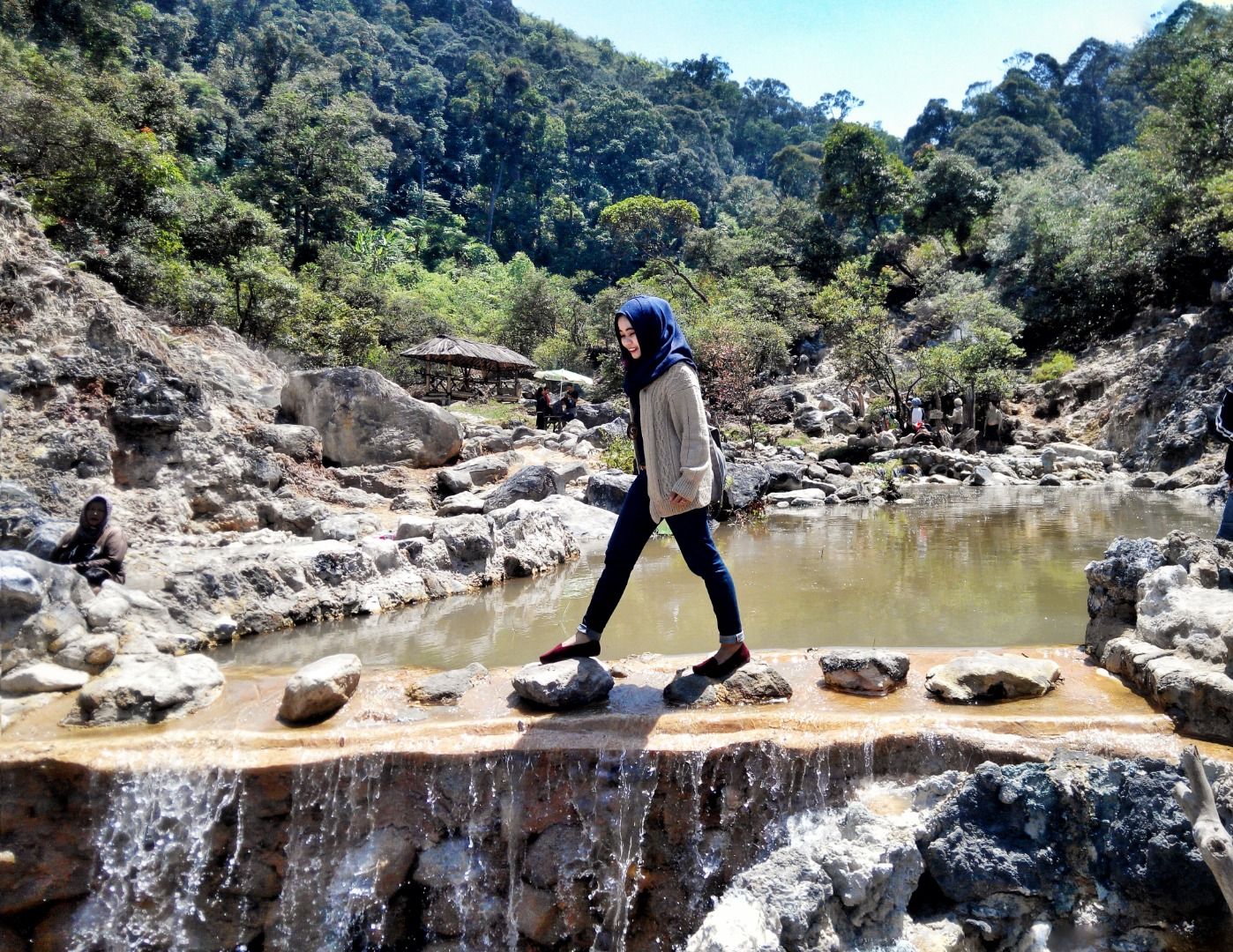 Imagen del tour: Kawah Rengganis Private Hiking and Glamping Lakeside Tour from Bandung