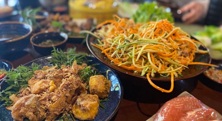 Imagen del tour: Hanoi: 7 degustaciones de comida callejera y la calle del Tren