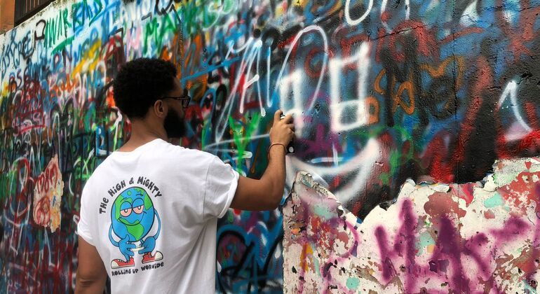Imagen del tour: Comuna 13 GraffiTour con Pintura en Spray - Arte Callejero e Historia